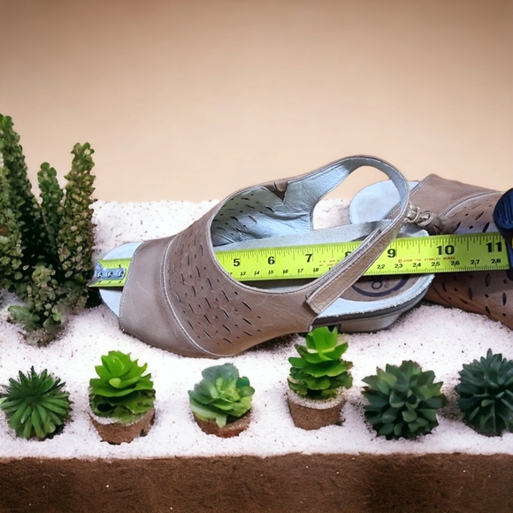 Abeo Bio System Leather Tan Heeled Sandals with Tassels - Picture 8 of 11